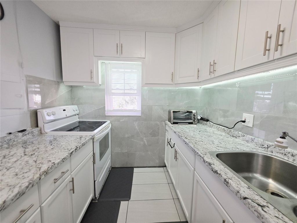 Image 12 of property listing at 6960 20TH AVENUE N 302, St Petersburg, FL 33710