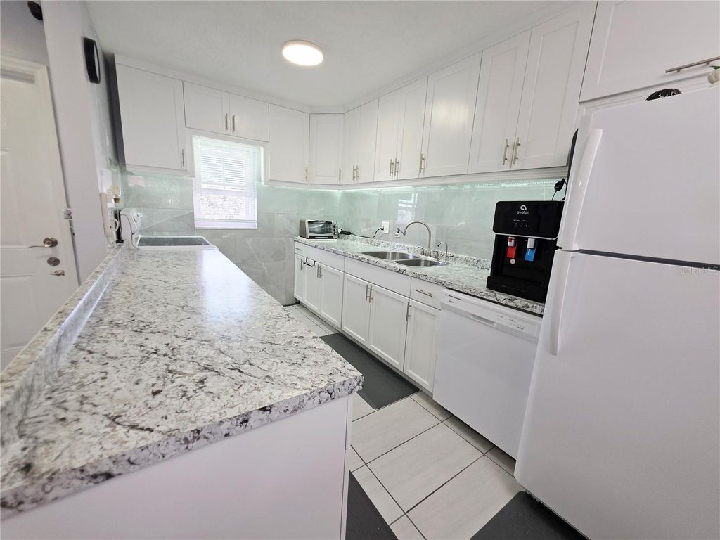 Image 13 of property listing at 6960 20TH AVENUE N 302, St Petersburg, FL 33710