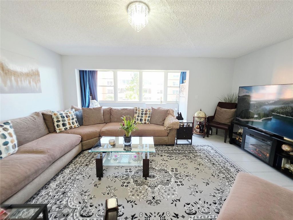 Image 15 of property listing at 6960 20TH AVENUE N 302, St Petersburg, FL 33710