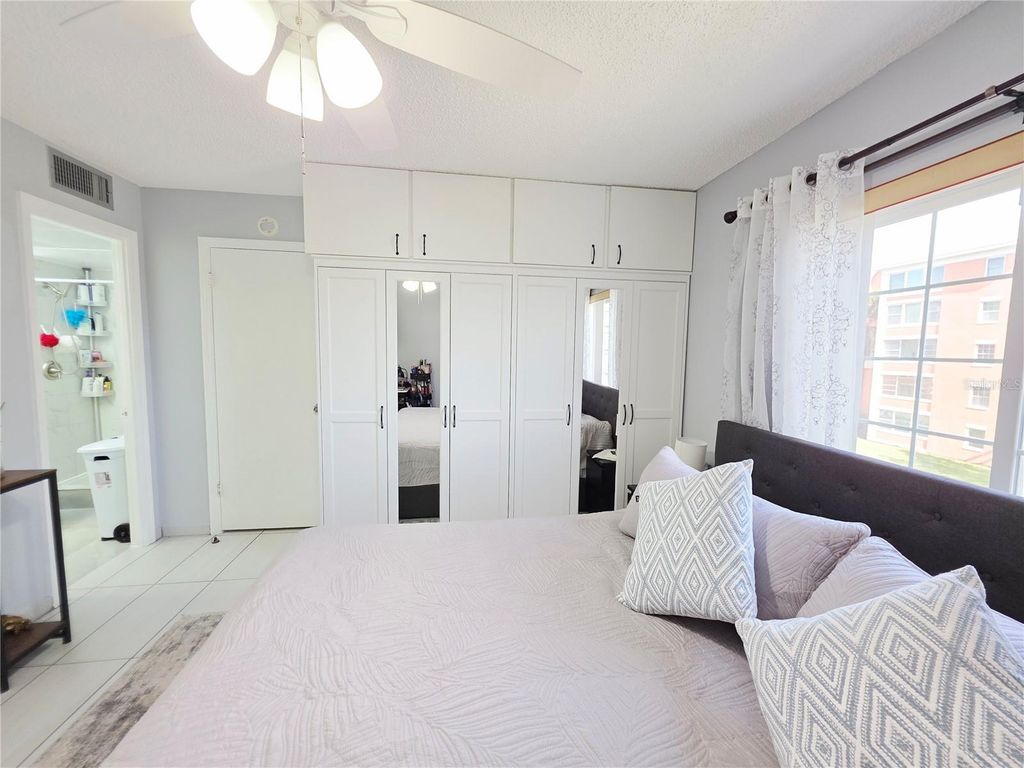 Image 27 of property listing at 6960 20TH AVENUE N 302, St Petersburg, FL 33710