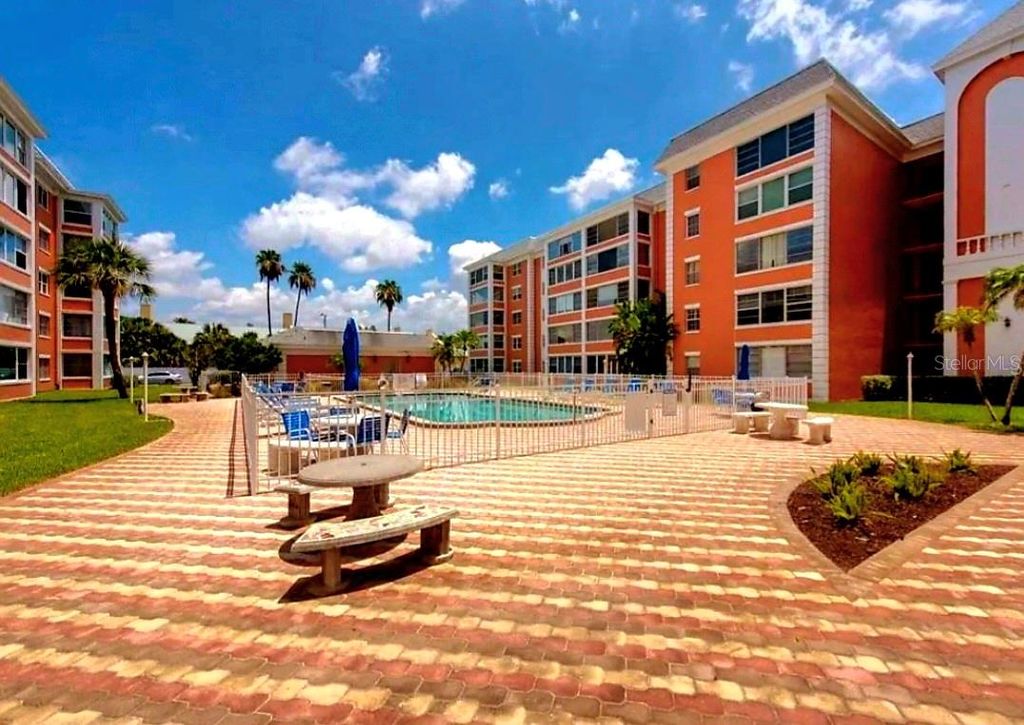 Image 4 of property listing at 6960 20TH AVENUE N 302, St Petersburg, FL 33710