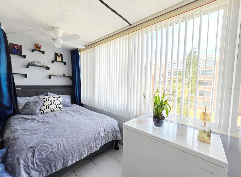 Image 37 of property listing at 6960 20TH AVENUE N 302, St Petersburg, FL 33710