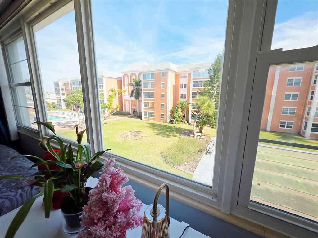 Image 38 of property listing at 6960 20TH AVENUE N 302, St Petersburg, FL 33710