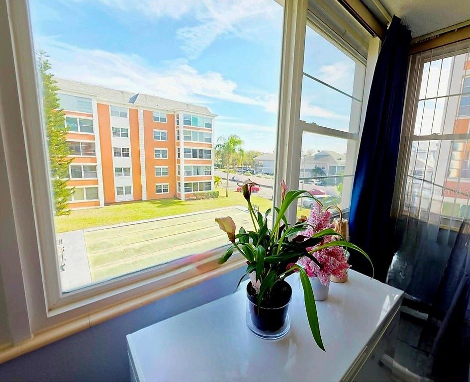 Image 39 of property listing at 6960 20TH AVENUE N 302, St Petersburg, FL 33710