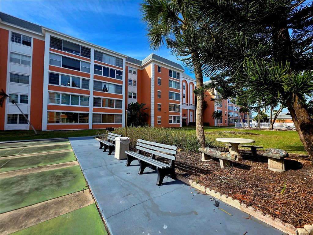 Image 54 of property listing at 6960 20TH AVENUE N 302, St Petersburg, FL 33710