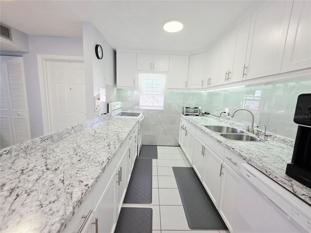 Image 7 of property listing at 6960 20TH AVENUE N 302, St Petersburg, FL 33710