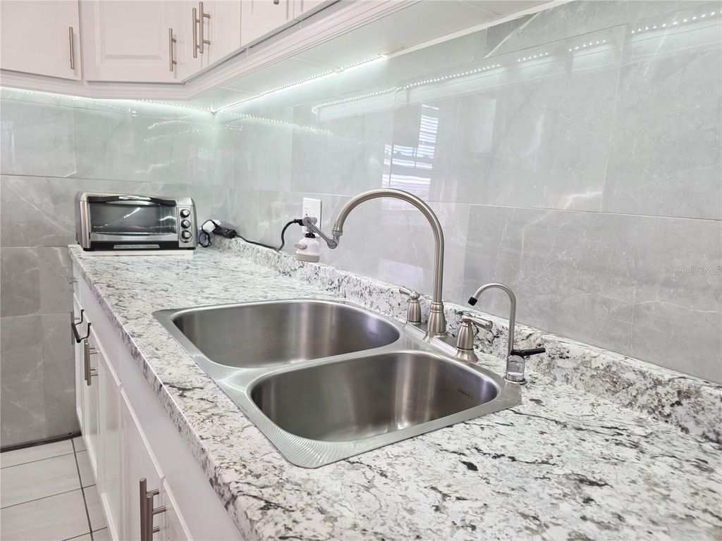 Image 8 of property listing at 6960 20TH AVENUE N 302, St Petersburg, FL 33710