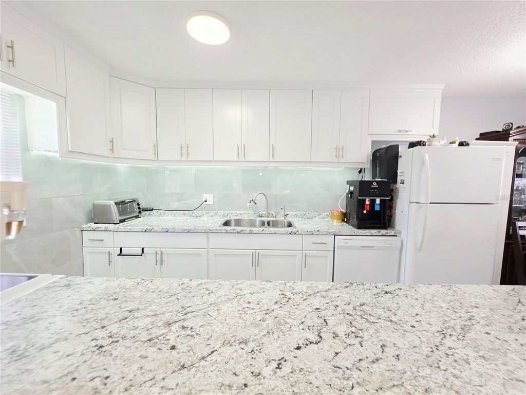 Image 9 of property listing at 6960 20TH AVENUE N 302, St Petersburg, FL 33710