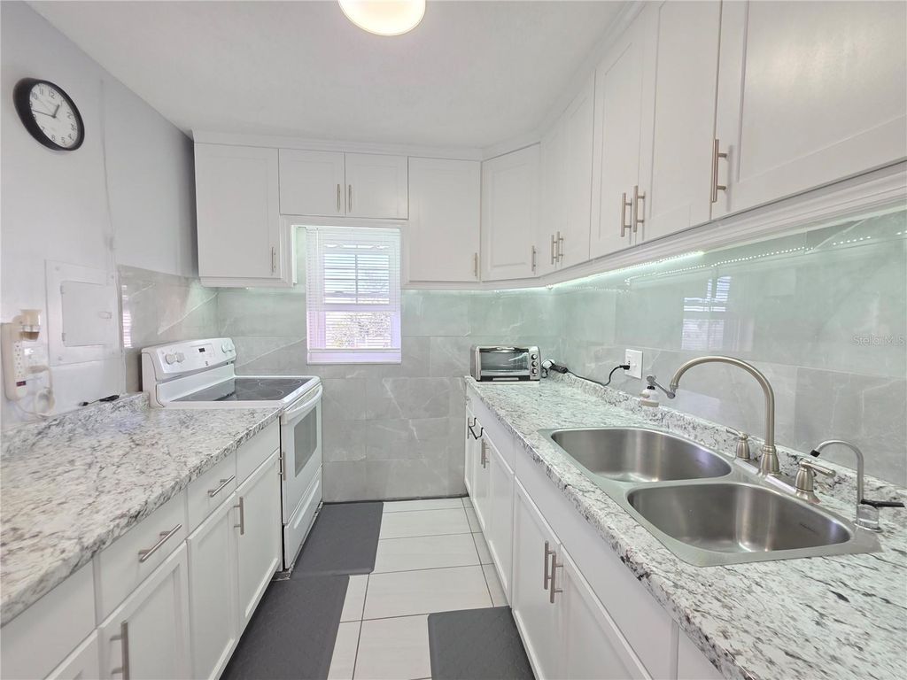 Image 10 of property listing at 6960 20TH AVENUE N 302, St Petersburg, FL 33710