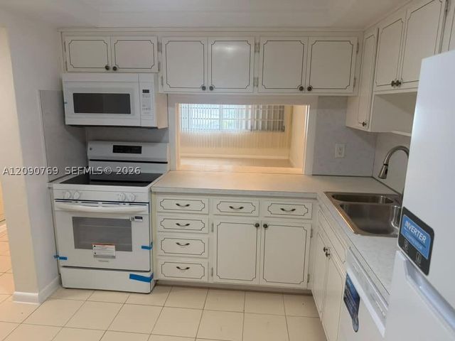 330 SE 2nd St 202E, Hallandale Beach, FL 33009