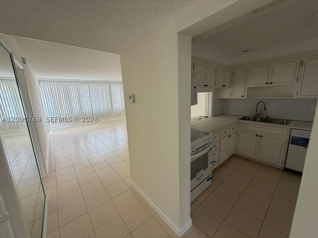 330 SE 2nd St 202E, Hallandale Beach, FL 33009