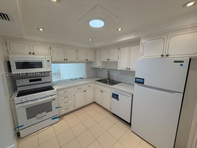 330 SE 2nd St 202E, Hallandale Beach, FL 33009