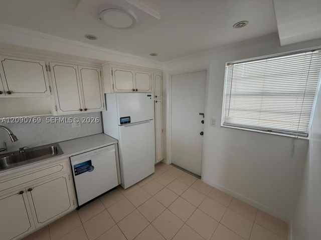 330 SE 2nd St 202E, Hallandale Beach, FL 33009