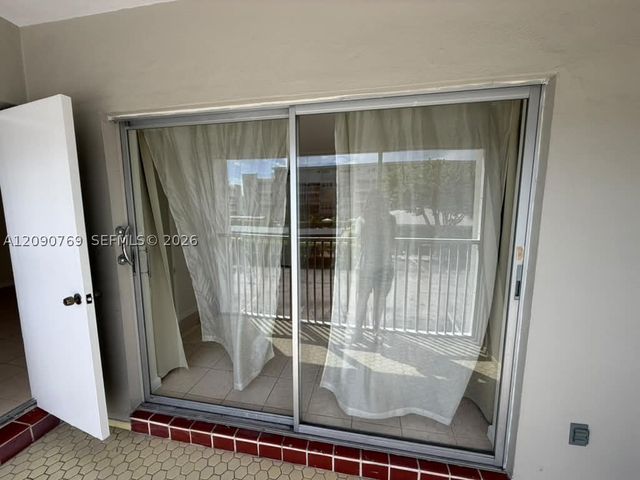 330 SE 2nd St 202E, Hallandale Beach, FL 33009