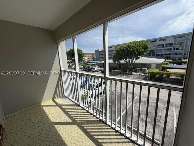 330 SE 2nd St 202E, Hallandale Beach, FL 33009