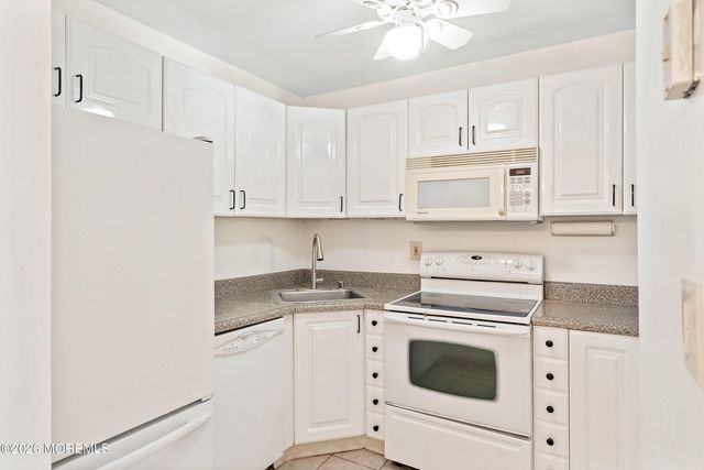 154 Cross Slope Court G, Manalapan, NJ 07726