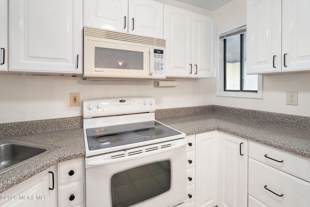 154 Cross Slope Court G, Manalapan, NJ 07726