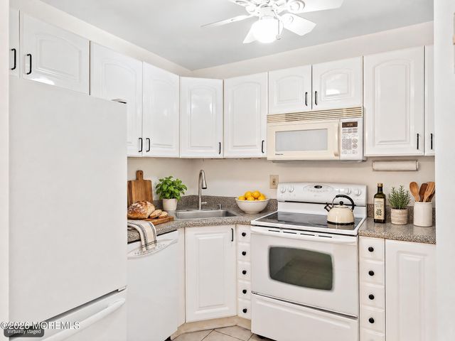 154 Cross Slope Court G, Manalapan, NJ 07726