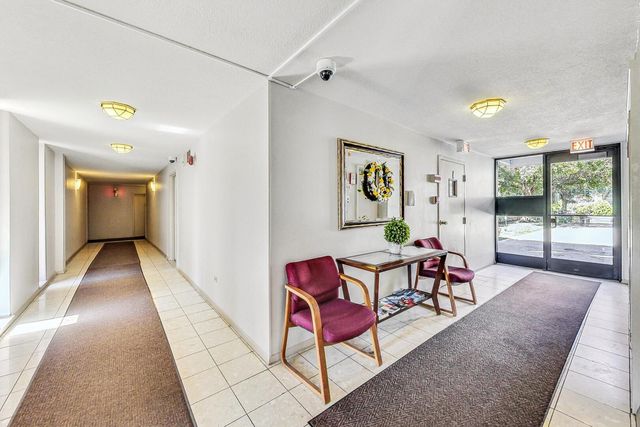 5500 Lincoln Avenue 201W, Morton Grove, IL 60053