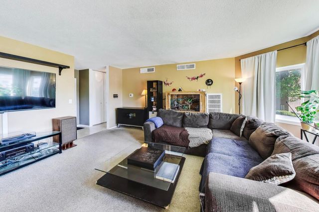 5500 Lincoln Avenue 201W, Morton Grove, IL 60053