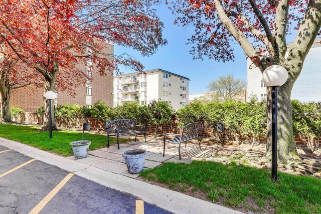 5500 Lincoln Avenue 201W, Morton Grove, IL 60053