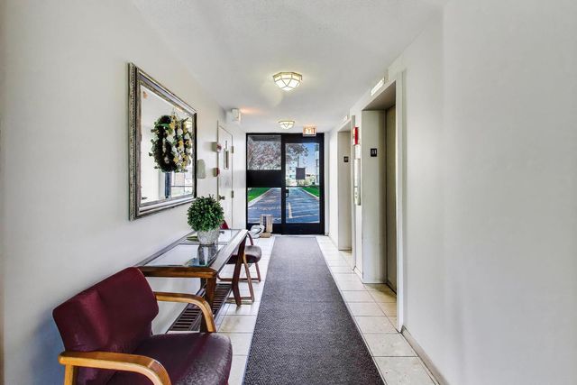 5500 Lincoln Avenue 201W, Morton Grove, IL 60053