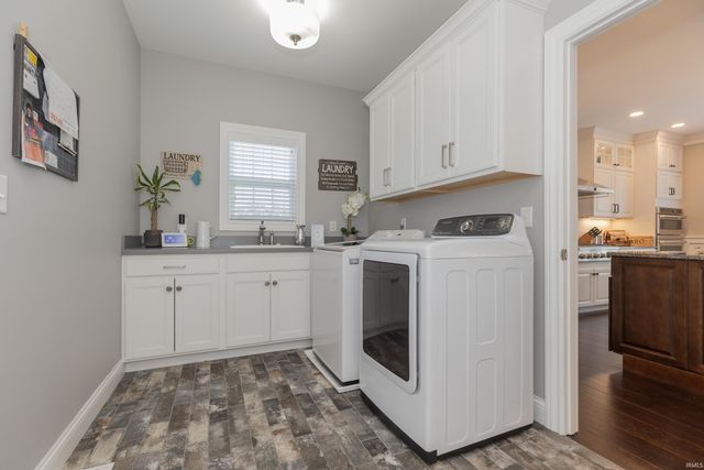 17 Victoria Drive, Newburgh, IN 47630