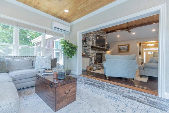 17 Victoria Drive, Newburgh, IN 47630
