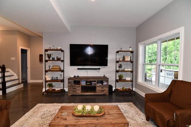 17 Victoria Drive, Newburgh, IN 47630