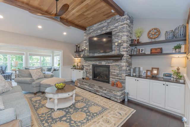 17 Victoria Drive, Newburgh, IN 47630