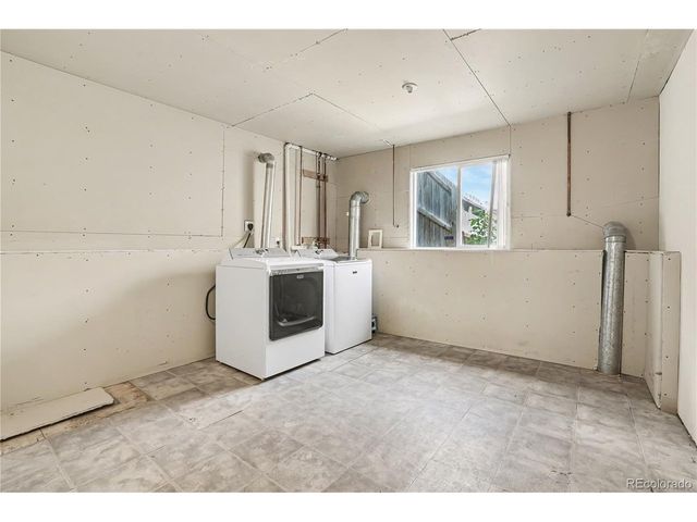 22398 E Oxford Dr, Aurora, CO 80018