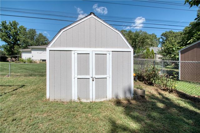 1100 W 96th Terrace, Kansas City, MO 64114