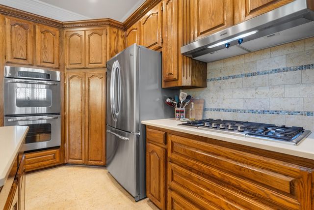 405 Leigh Court, Highland Village, TX 75077