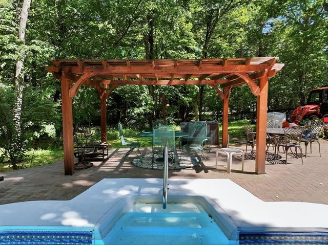 41 Apple Rd, Brimfield, MA 01010