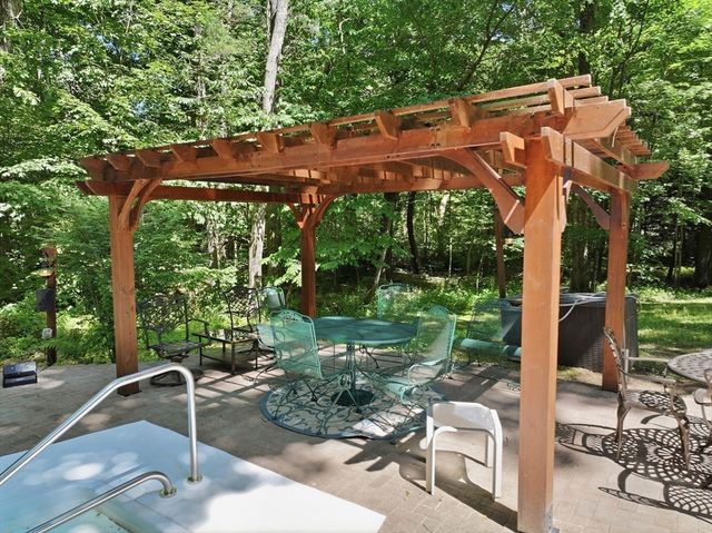 41 Apple Rd, Brimfield, MA 01010