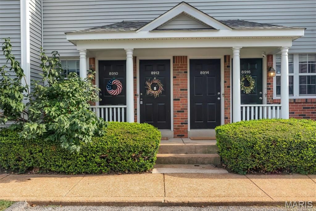 8912 Eager Road, Brentwood, MO 63144