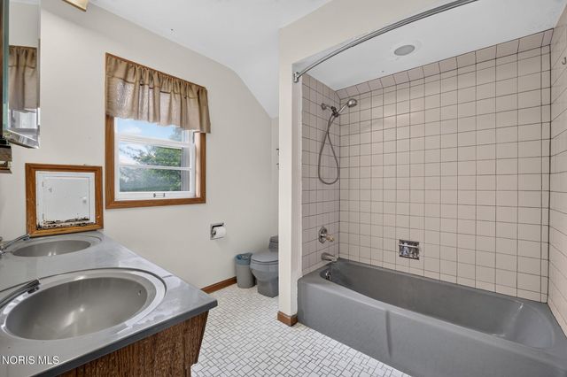 1642 Norcross Drive, Oregon, OH 43616