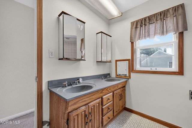 1642 Norcross Drive, Oregon, OH 43616
