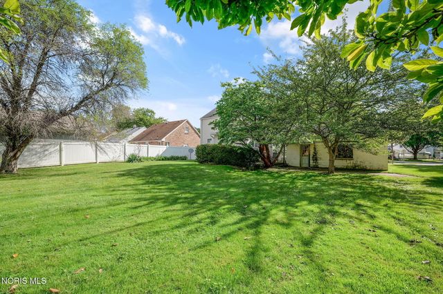 1642 Norcross Drive, Oregon, OH 43616