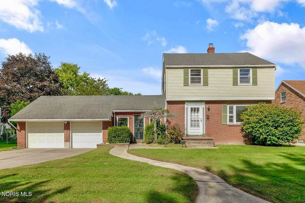 1642 Norcross Drive, Oregon, OH 43616
