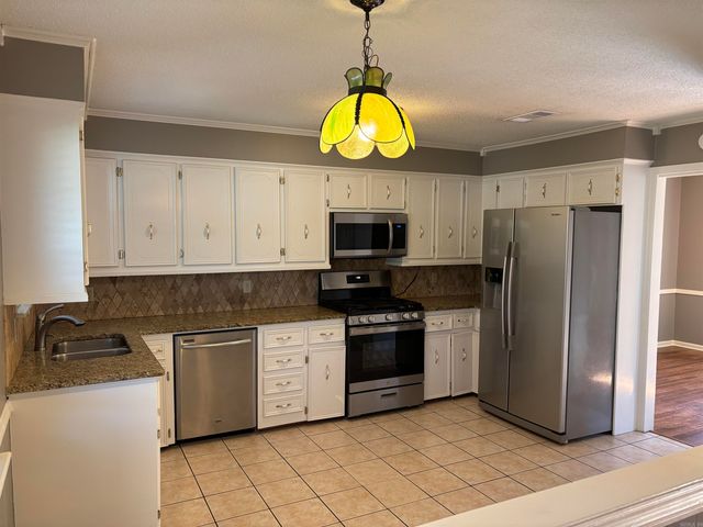 6 Castle Hill Court, Little Rock, AR 72227