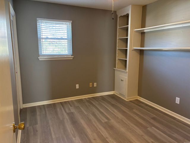 6 Castle Hill Court, Little Rock, AR 72227