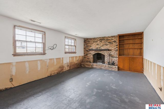 11665 Douglas Street, Omaha, NE 68154