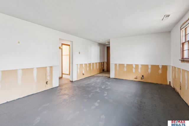 11665 Douglas Street, Omaha, NE 68154