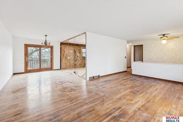 11665 Douglas Street, Omaha, NE 68154