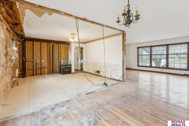 11665 Douglas Street, Omaha, NE 68154