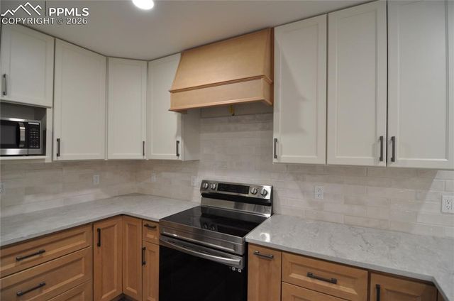 995 Oakwood Drive, Castle Rock, CO 80104