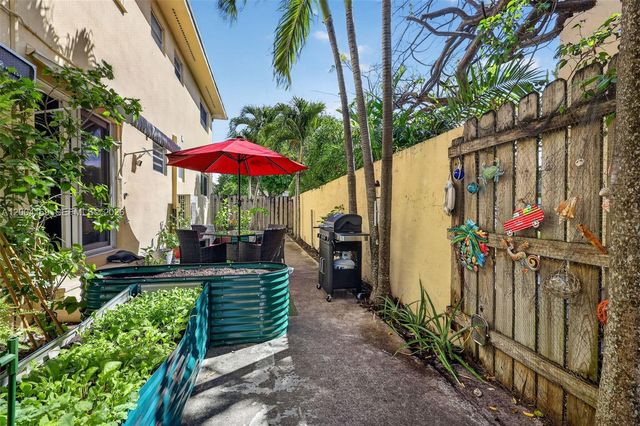 1820 Venice Park Dr 102, North Miami, FL 33181