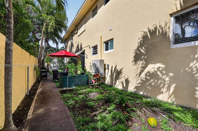 1820 Venice Park Dr 102, North Miami, FL 33181