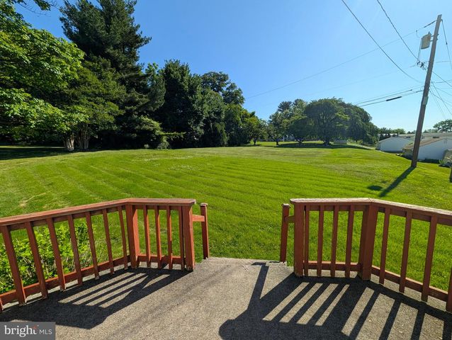14 WESTWOOD CIR, Plymouth Meeting, PA 19462